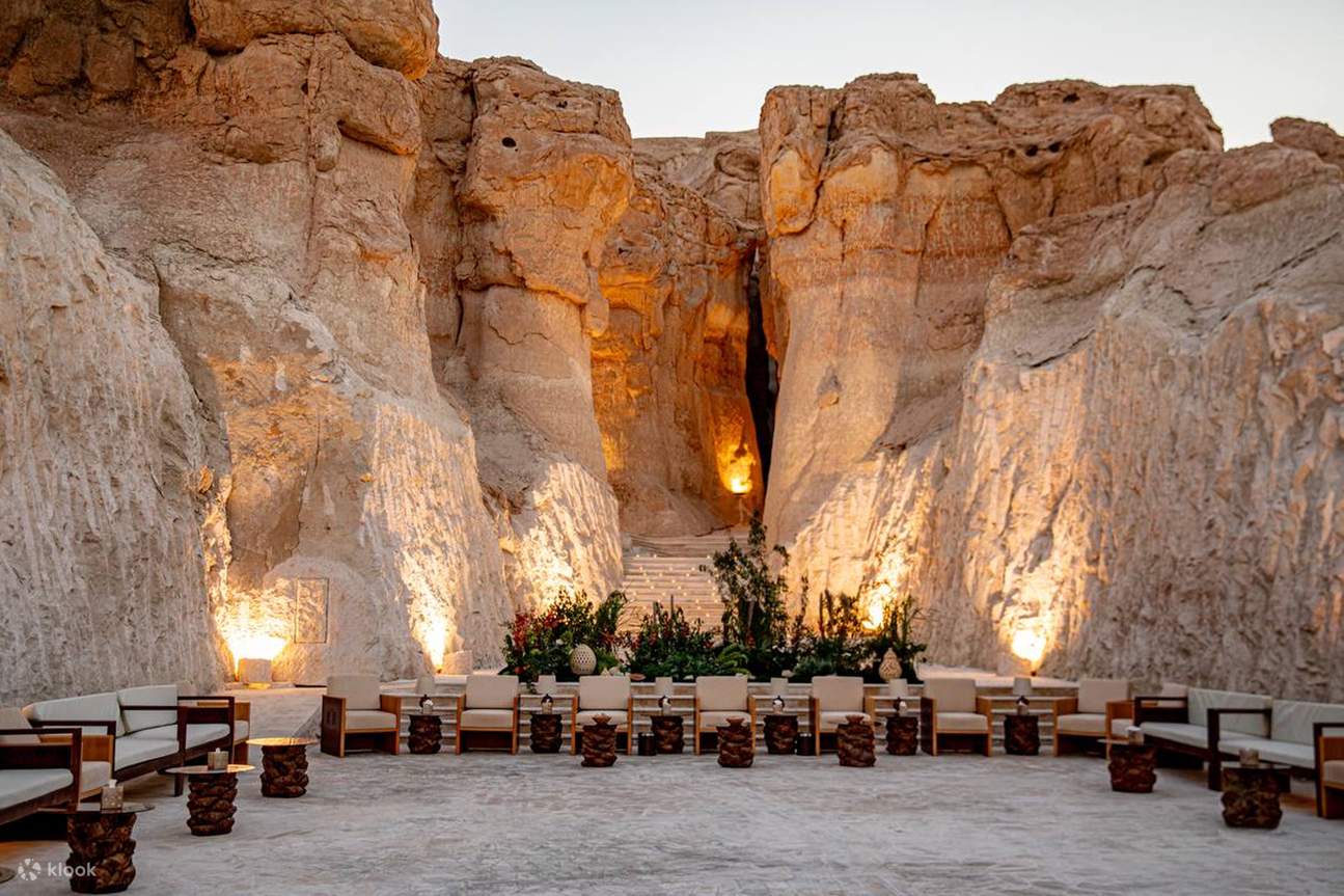 Kunjungi Caves of AlQarah Mountain