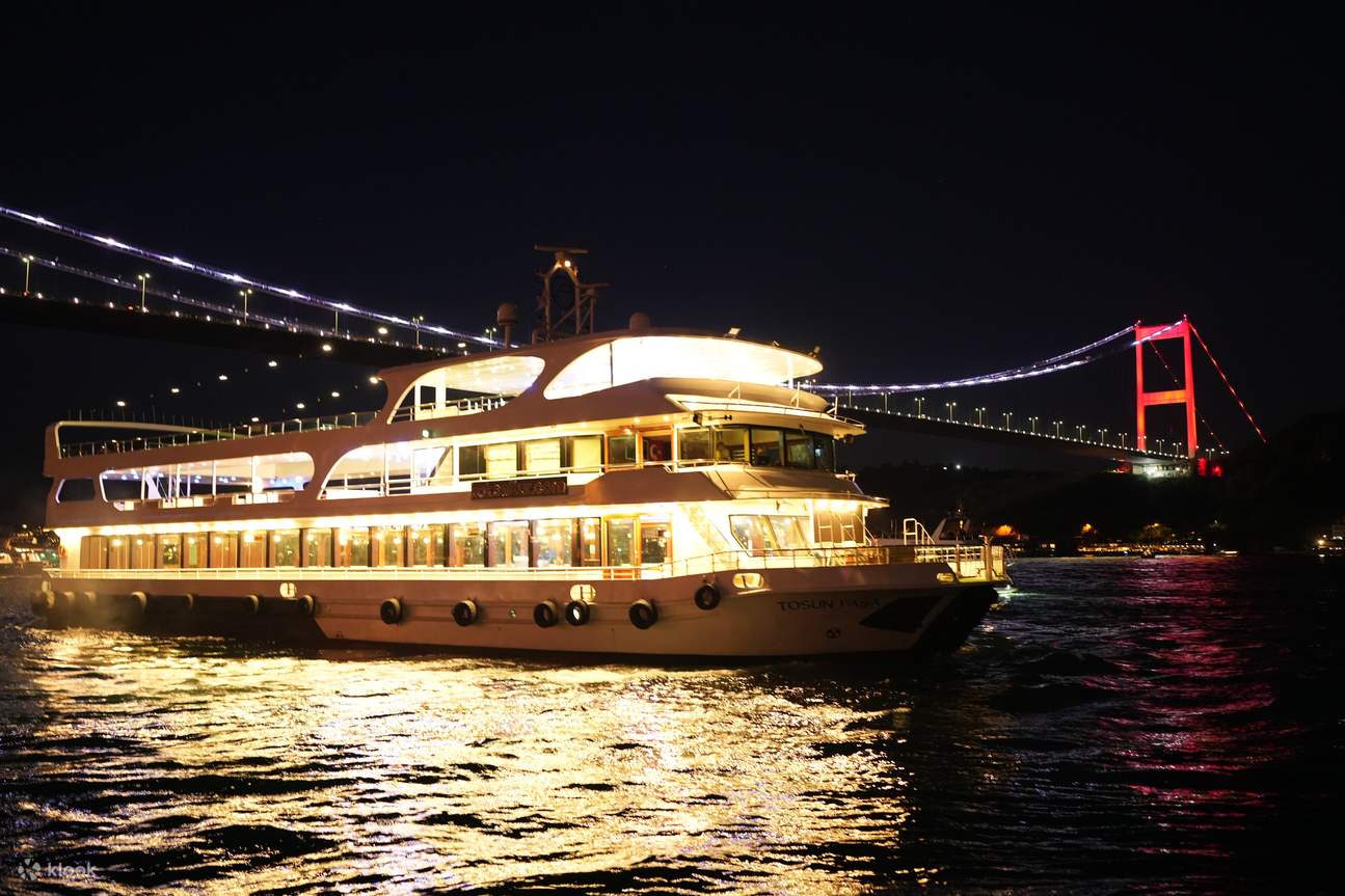 Tận hưởng chuyến du thuyền ăn tối đầy mê hoặc ở Istanbul với ẩm thực Thổ Nhĩ Kỳ, chương trình giải trí trực tiếp và cảnh quan tuyệt đẹp