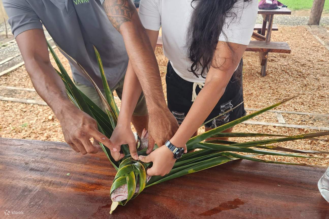 Saboreando el arte de envolver delicias culinarias al estilo tradicional de Fiyi
