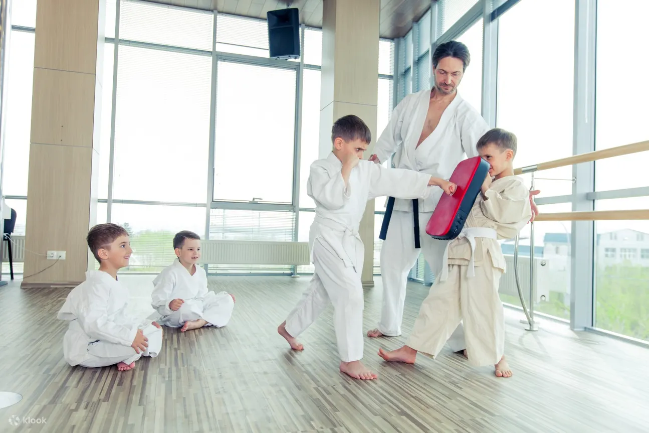 跆拳道课教练与孩子们打拳