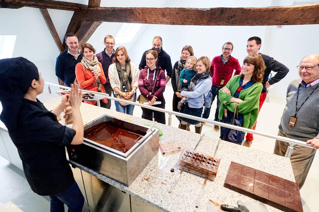 초콜릿 시식으로 황홀한 미각의 향연을 경험해보세요.