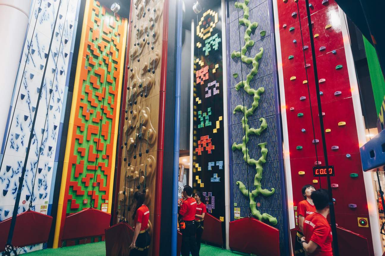 Nhân viên đang kiểm tra độ an toàn của thiết bị