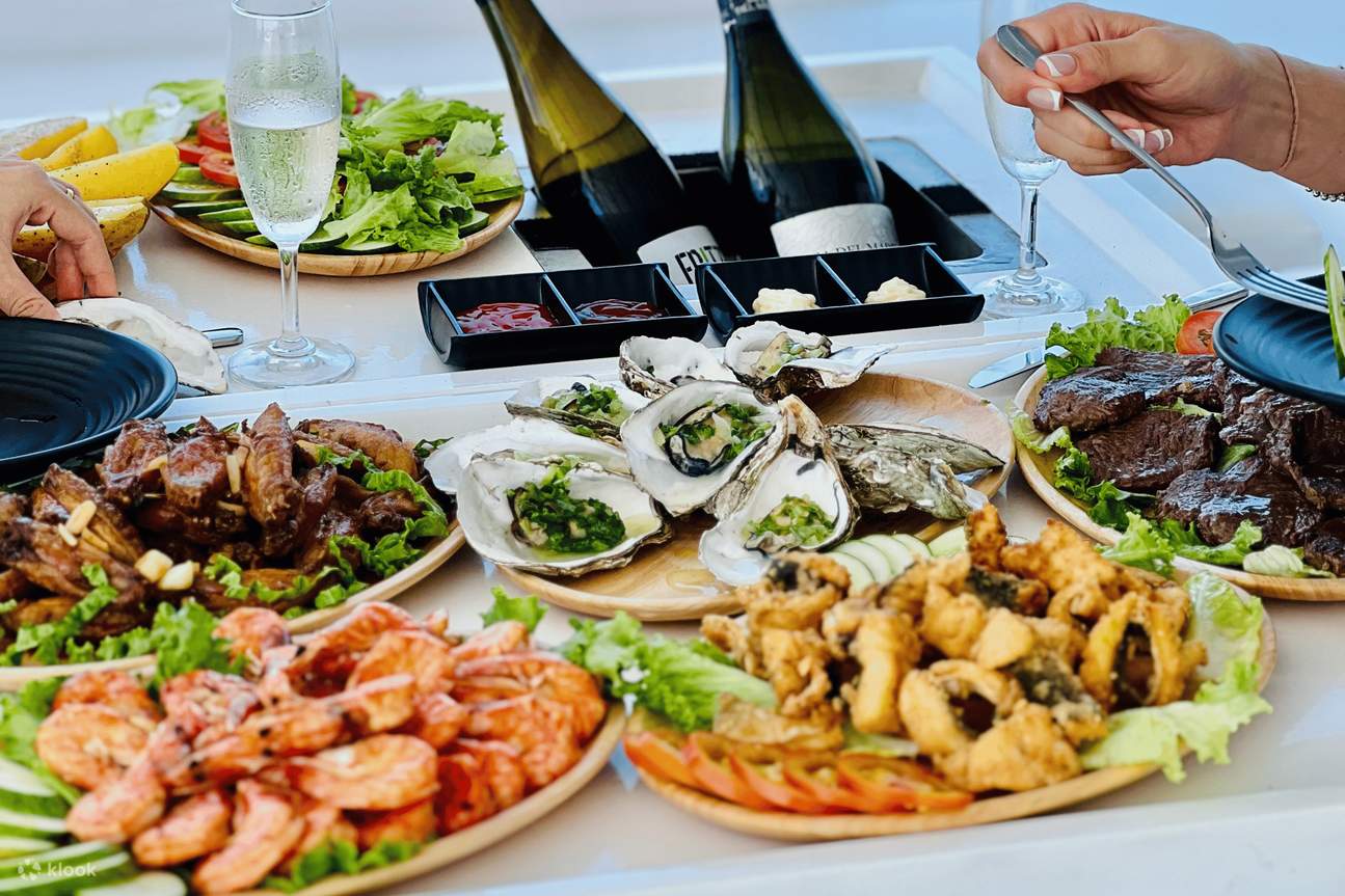 Tour in yacht di lusso al tramonto a Nha Trang con cena BBQ