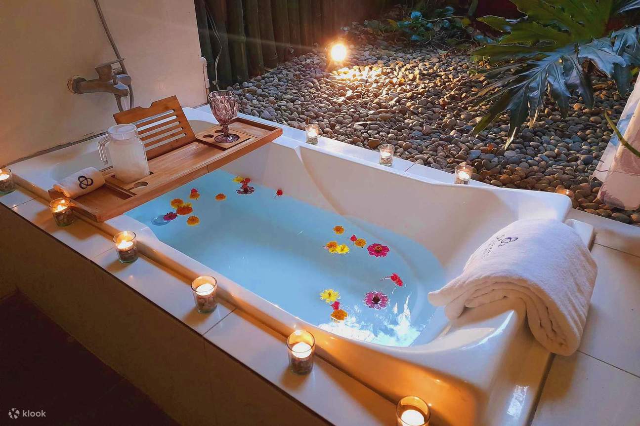 Baignoire remplie d'eau et de diverses fleurs