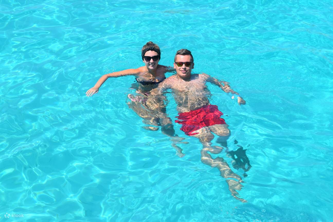 Ein Paar schwimmt im Meer