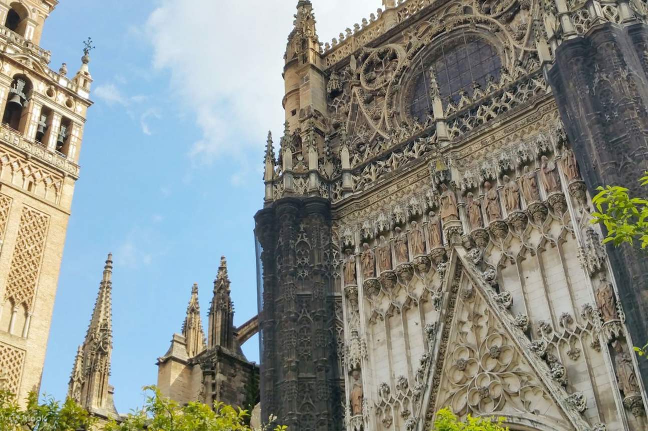 L'extérieur majestueux de la cathédrale de Séville est un symbole de la grandeur gothique et de l'importance historique.