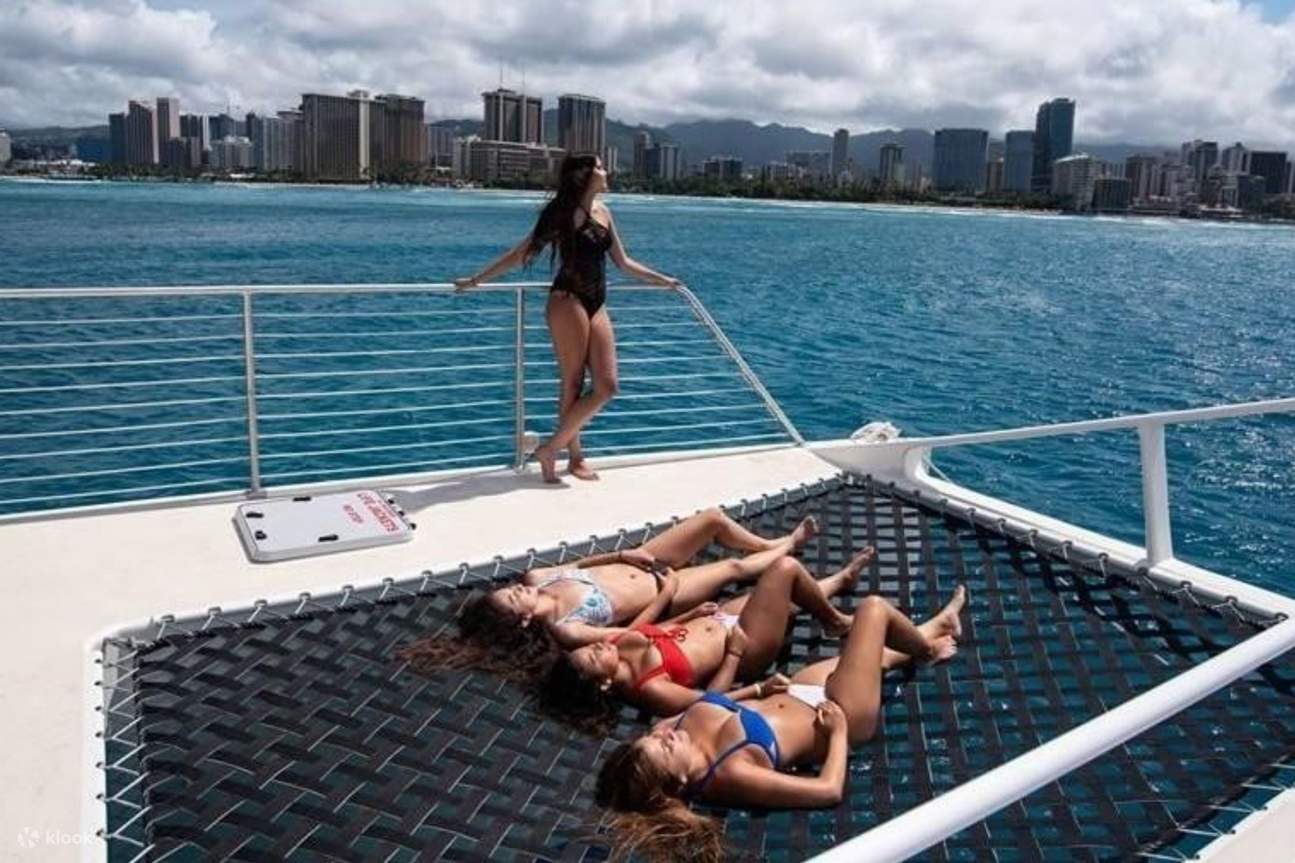 Die Gäste entspannen und sonnen sich an Deck und genießen die warme Sonne Hawaiis.