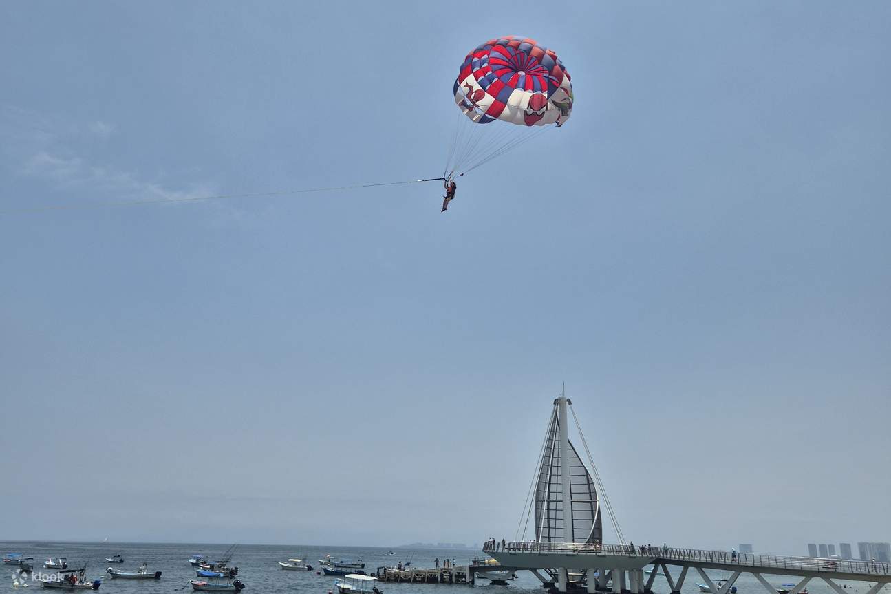 Rasakan kegembiraan parasut melambung tinggi, nikmati angin laut dan pemandangan Puerto Vallarta yang menakjubkan dari langit
