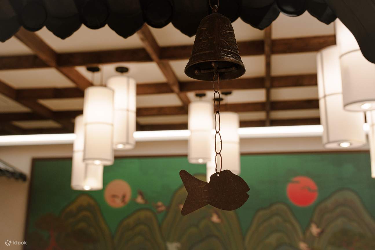 은은한 조명과 나무 기둥 아래 고요함이 감도는 곳에서 전통과 치유를 경험해 보세요.