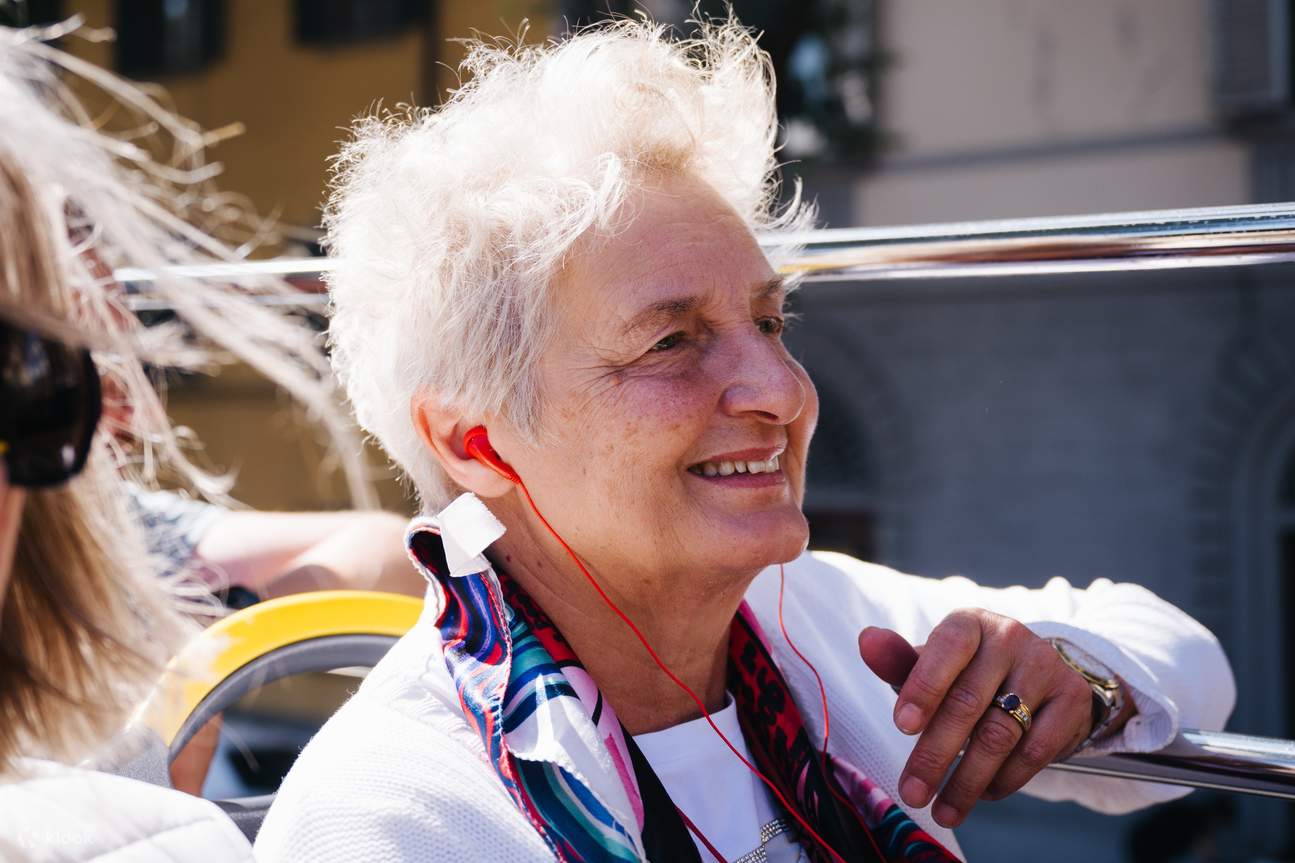 Một phụ nữ trên xe buýt hop-on hop-off ở Verona