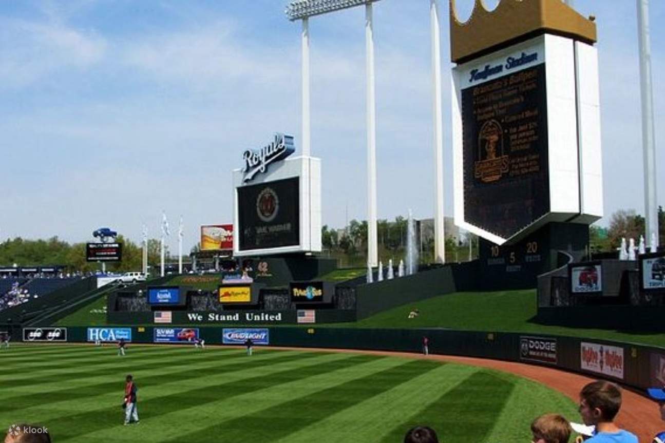 Air pancut terkenal Stadium Kauffman mencipta suasana yang indah dan mesra keluarga untuk permainan besbol