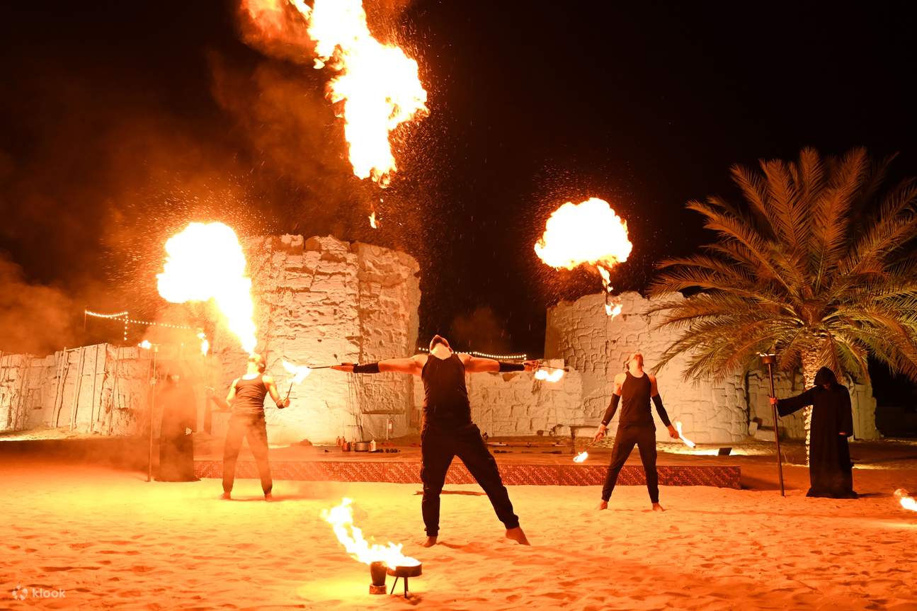 Pengalaman Makan Malam di Gurun di Fort Lisaili