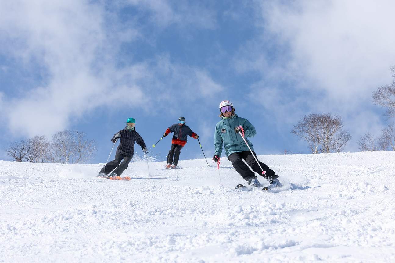 二世谷商店位于比罗夫的中心地带，冬季提供超过 7,000 套滑雪设备和滑雪板租赁服务。