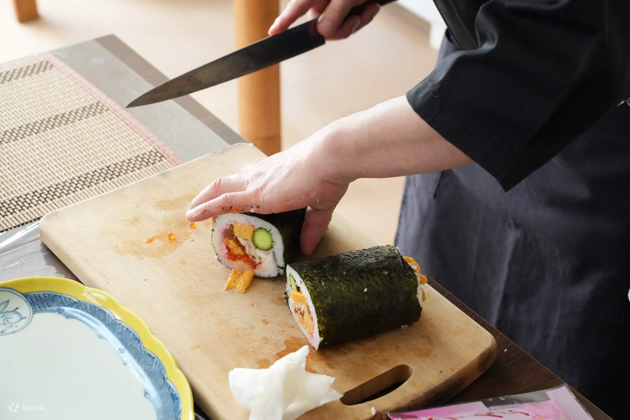 เรียนทำอาหารบ้านๆ: ซูชิโรล ทามาโกะยากิ และทัวร์ตลาดในโตเกียว