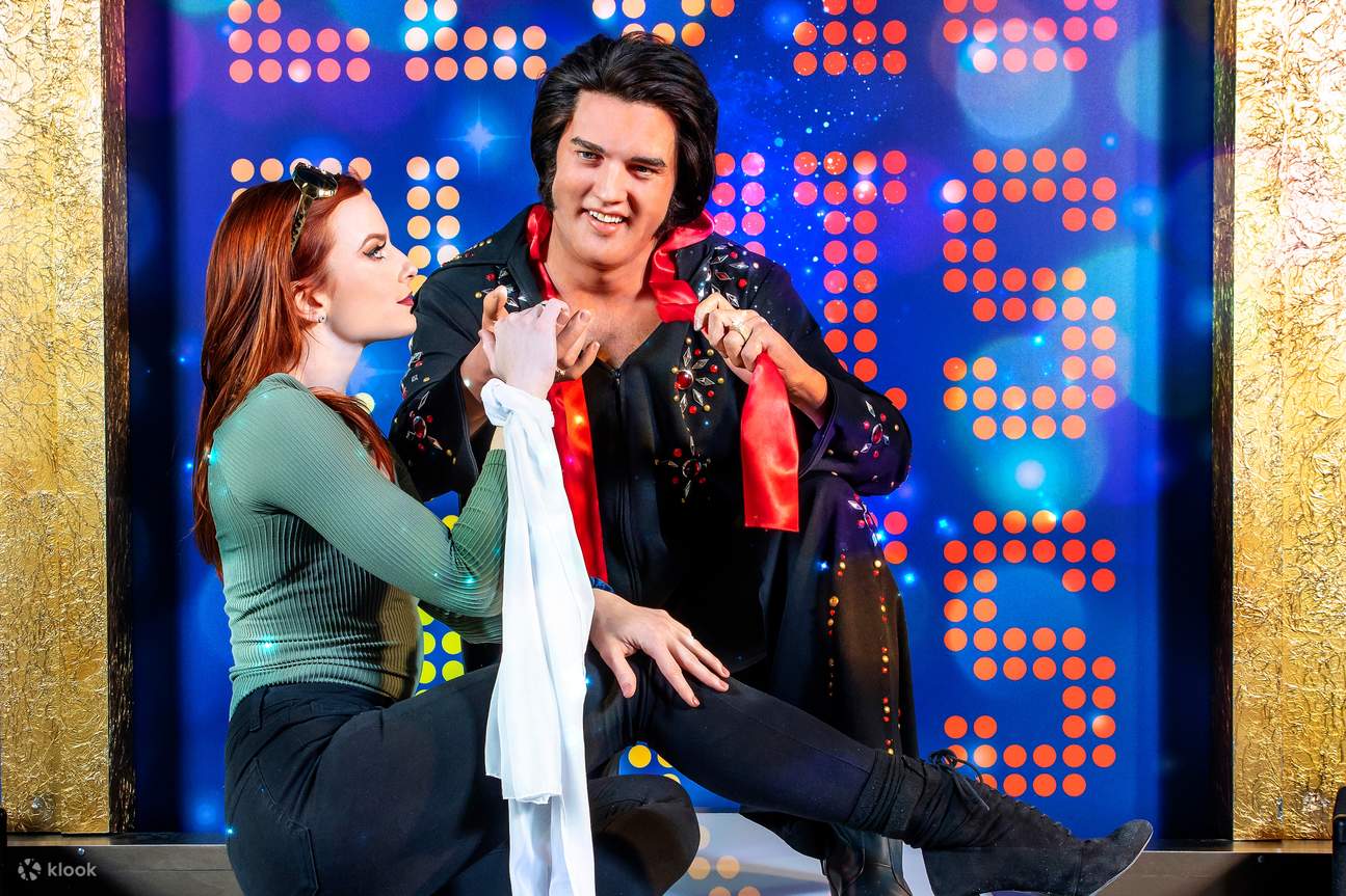 Gadis berpose dengan Elvis Presley