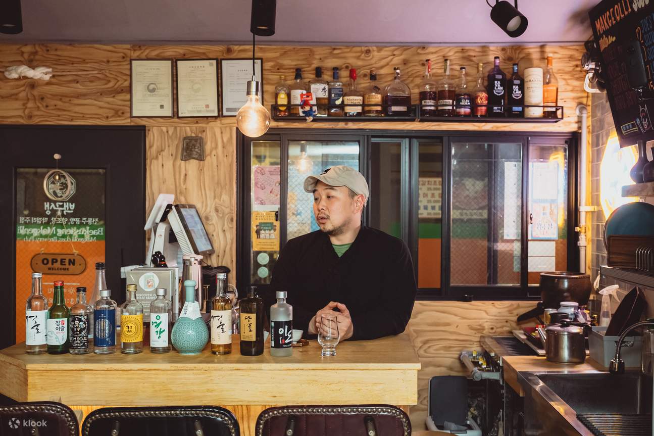 Der koreanische Alkohol-Sommelier Joe Kim bringt Ihnen alles Wissenswerte über Soju und Makgeolli bei.