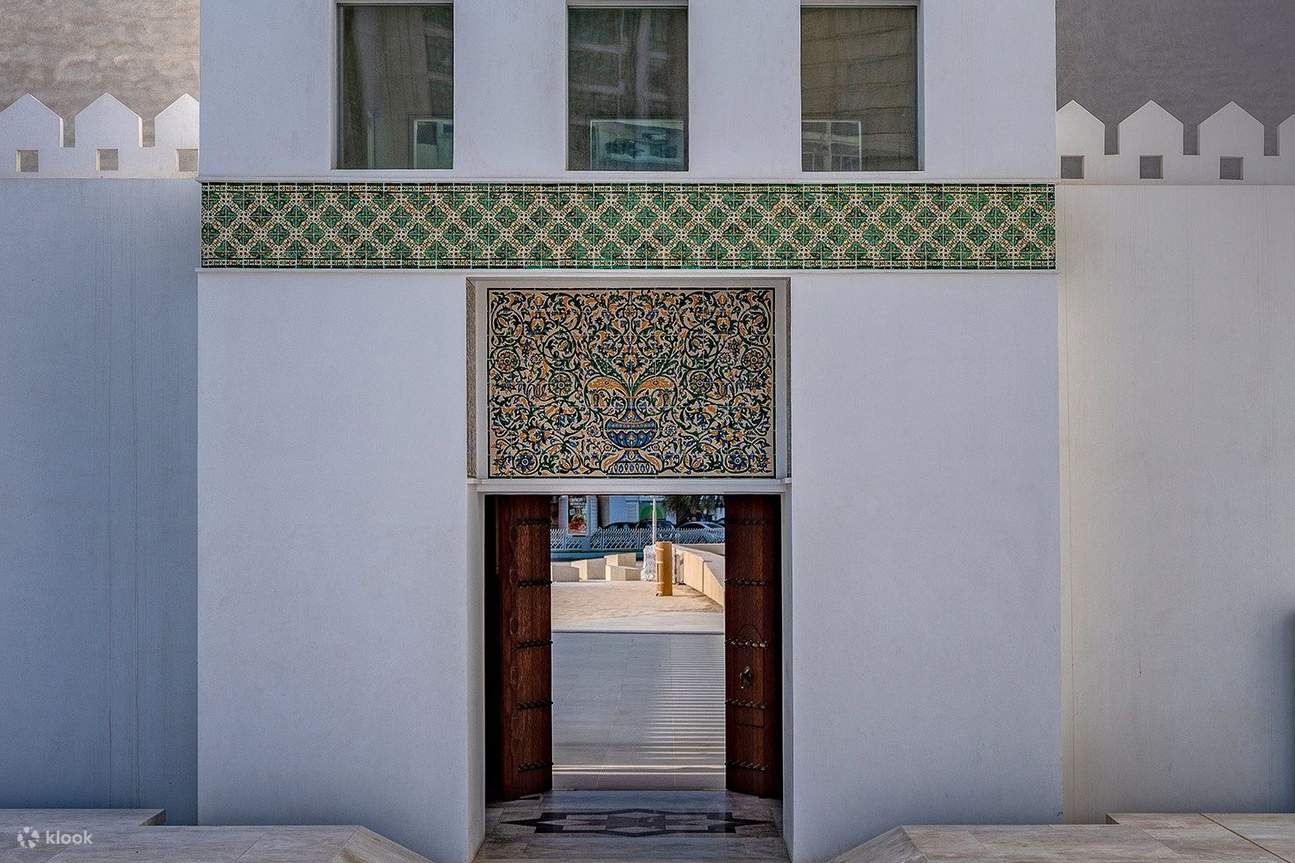 Arsitektur pintu dengan motif di Qasr Al Hosn 