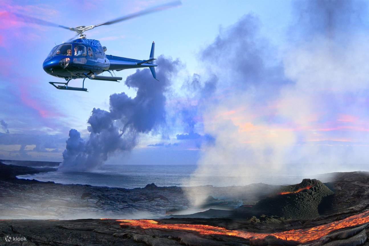เฮลิคอปเตอร์บินใกล้ภูเขาไฟ