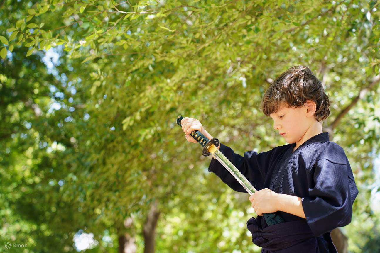 Trải nghiệm cắt kiếm Samurai trong trang phục Samurai gần Lâu đài Osaka