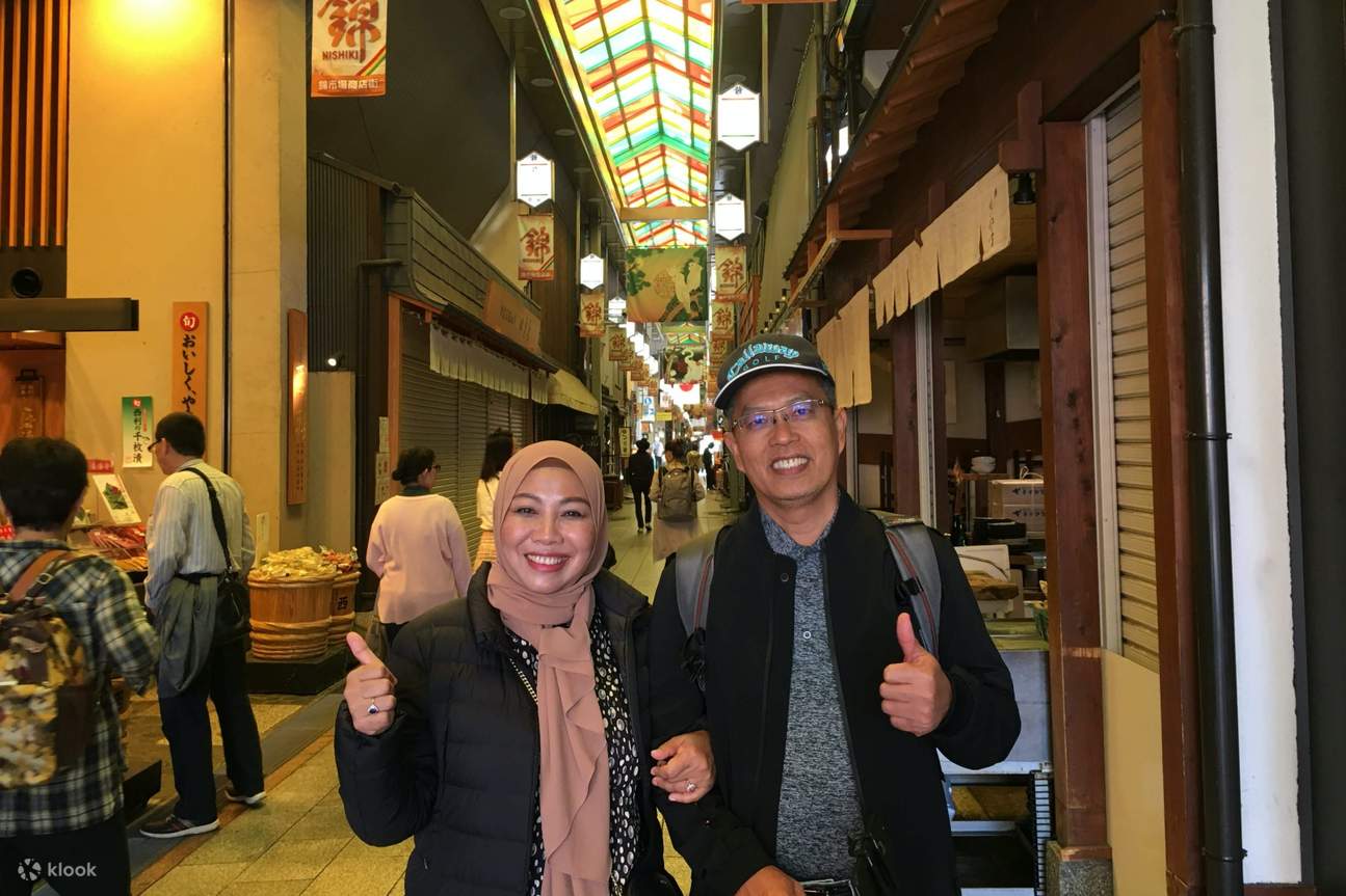 couple at nishiki market