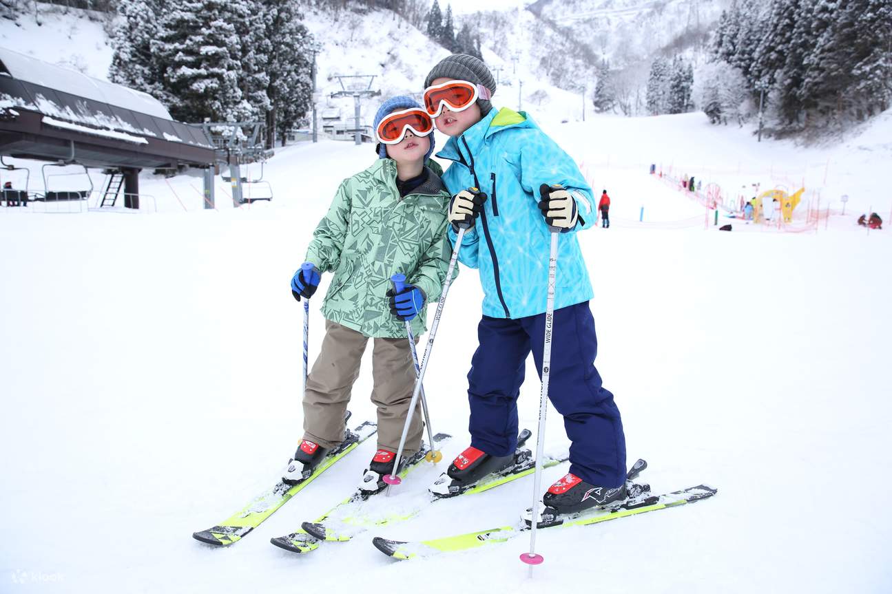 Pelajaran ski pribadi dalam bahasa Inggris dan Mandarin di Resor Ski Shizukuishi