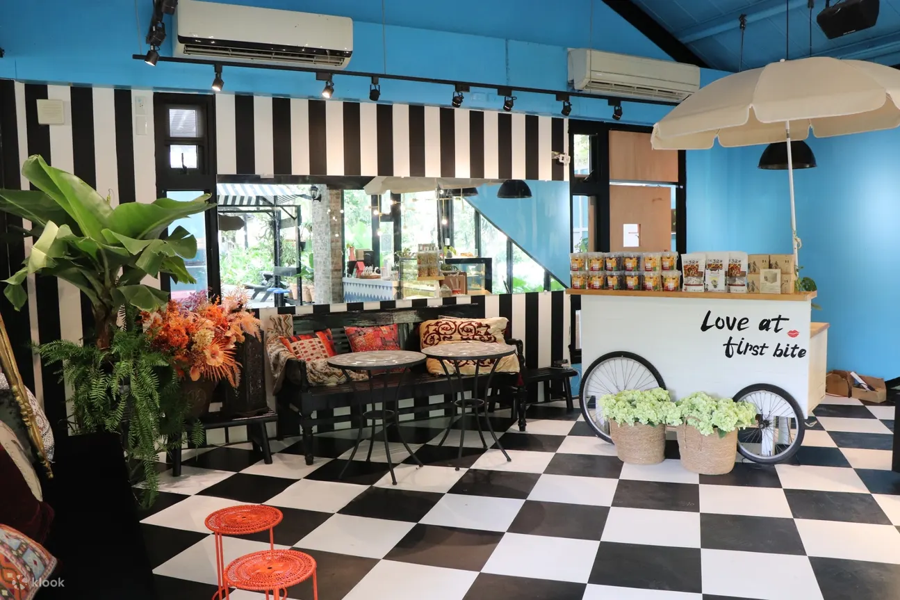 Provide a variety of local specialties cheesecake and fruit tea wonderful combination, endless flavor