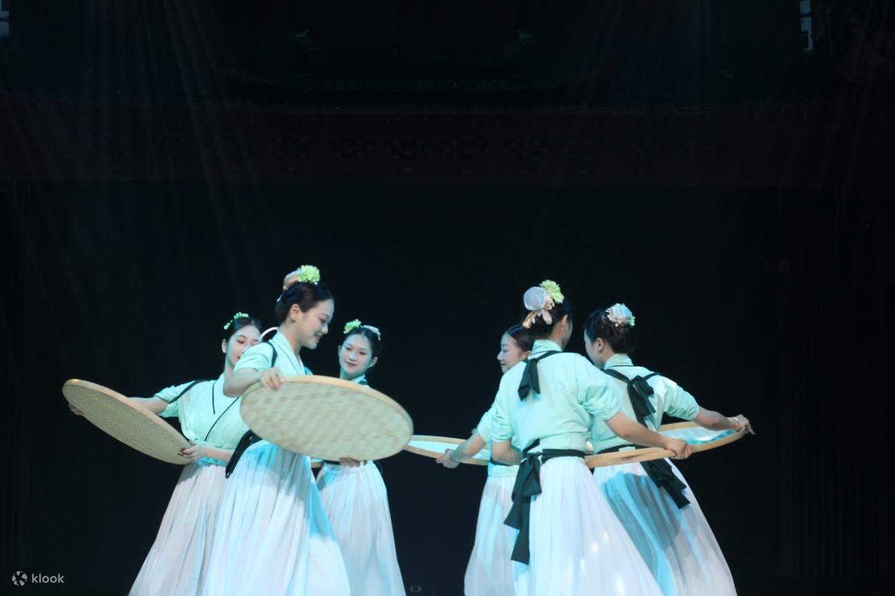 고풍스러운 정자, 아담한 등불, 은은한 나무 테이블과 의자 등 모든 곳에서 중국 미학이 느껴집니다. 공기 중에는 은은한 차 향기와 음식 향기가 감돌고, 시끄러움 없이 고요하고 우아하여 발을 들여놓는 순간 외부의 소란스러움을 잊게 합니다.