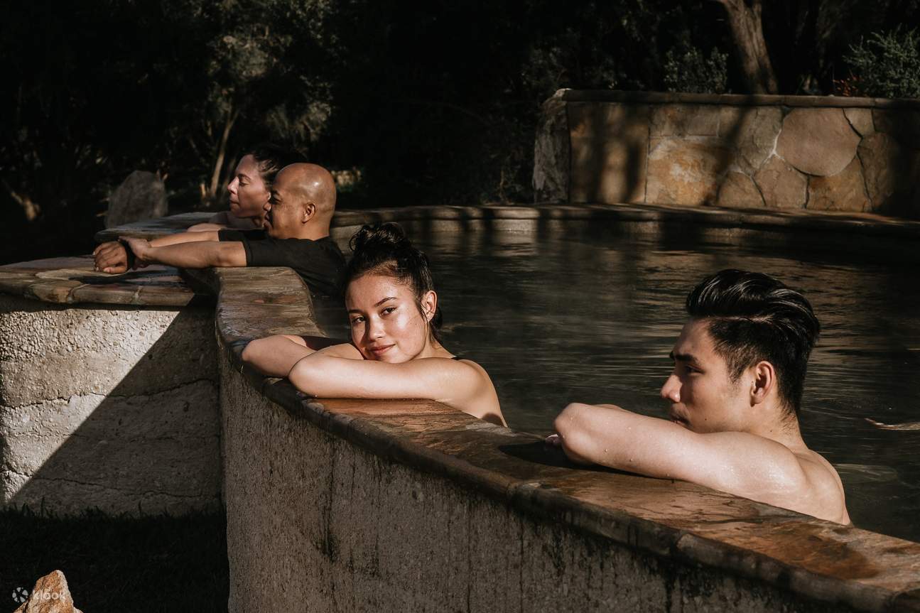 Des personnes se détendent dans une source chaude