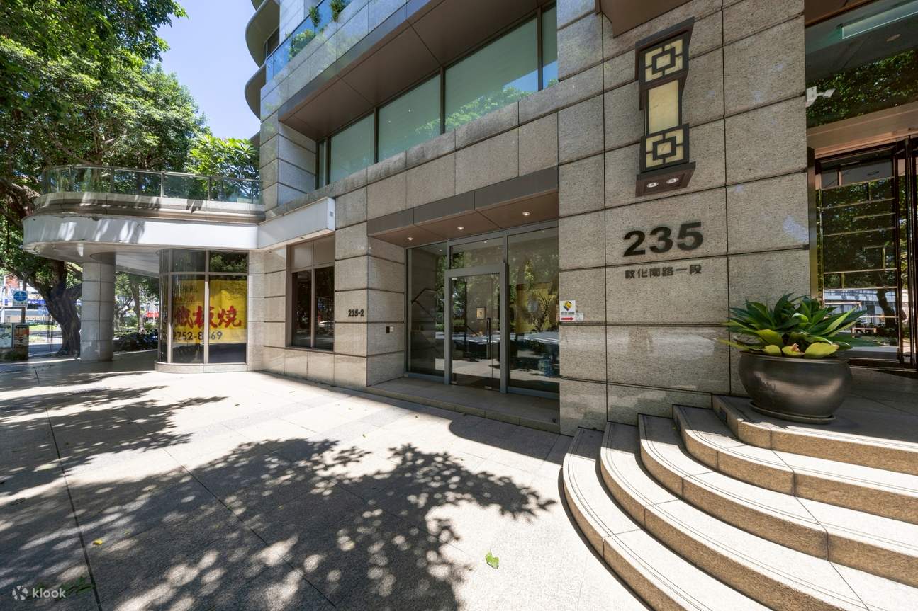 Van Yakiniku - Stasiun MRT Zhongxiao Dunhua