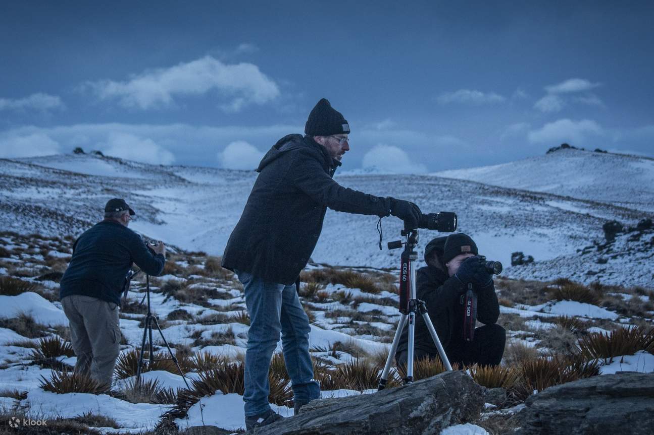 Due persone che tengono una macchina fotografica