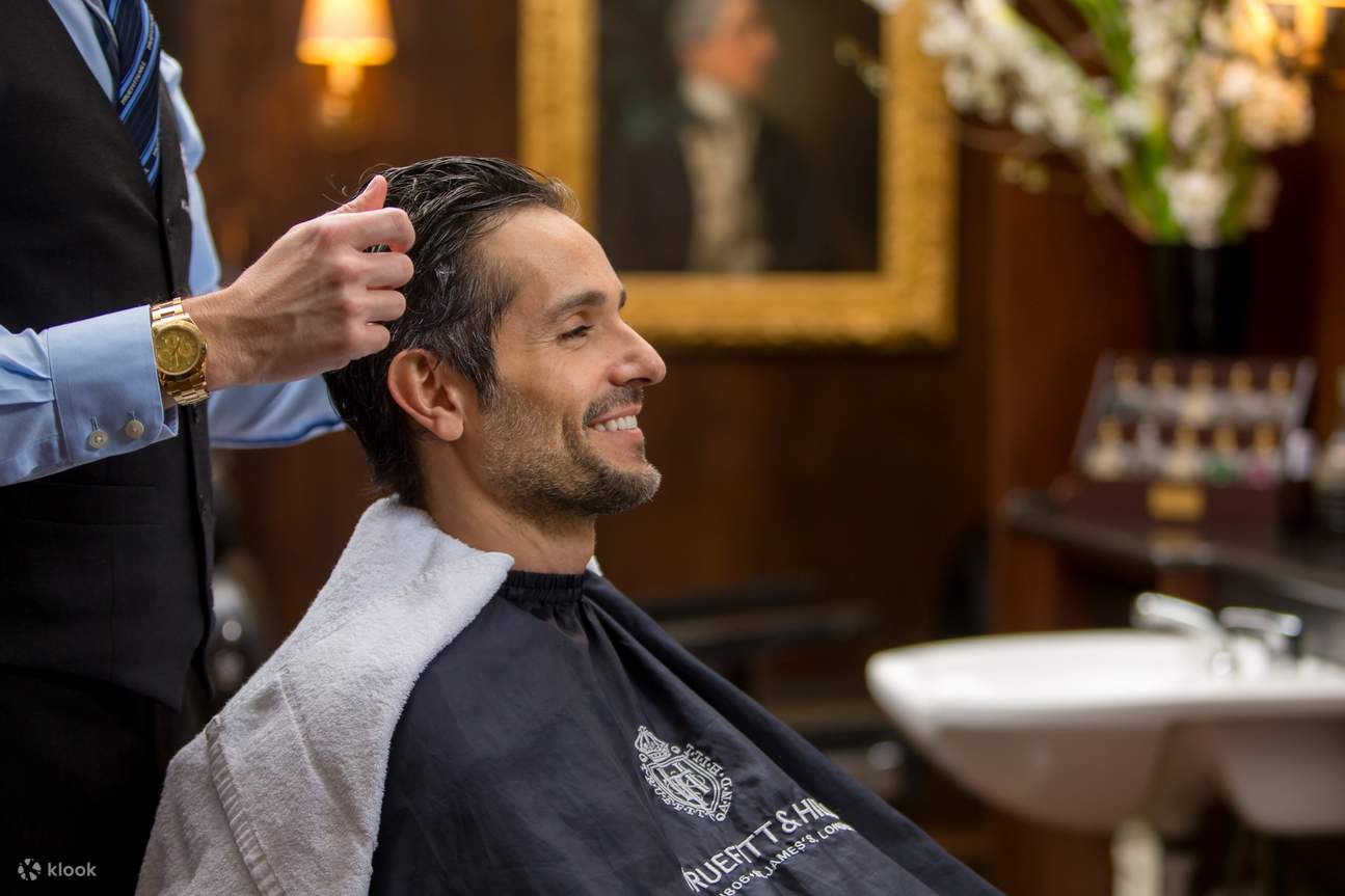 Potongan rambut oleh Truefitt & Hill di Singapura