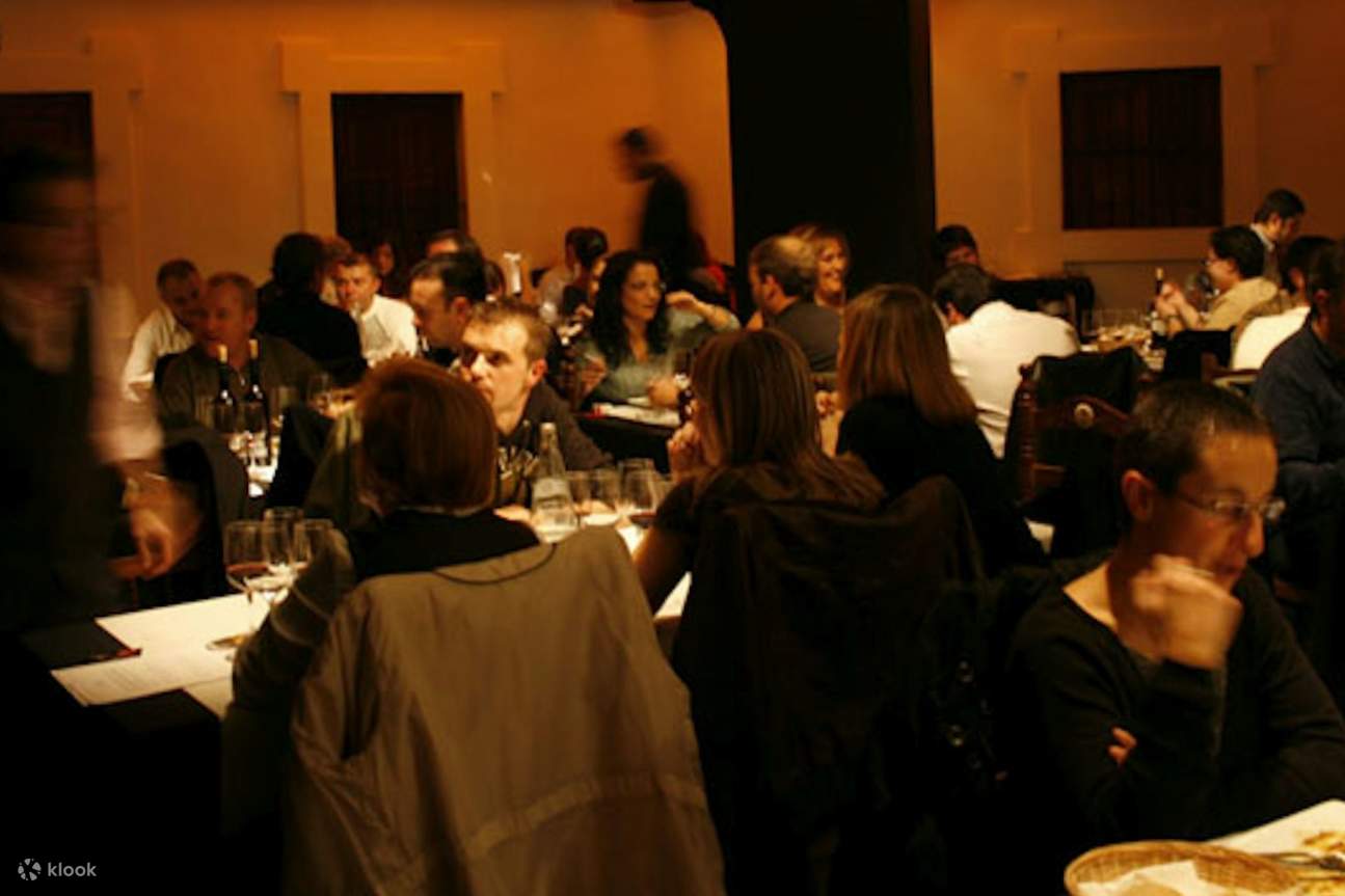 在舒适优雅的环境中堂食，享受难忘的夜晚