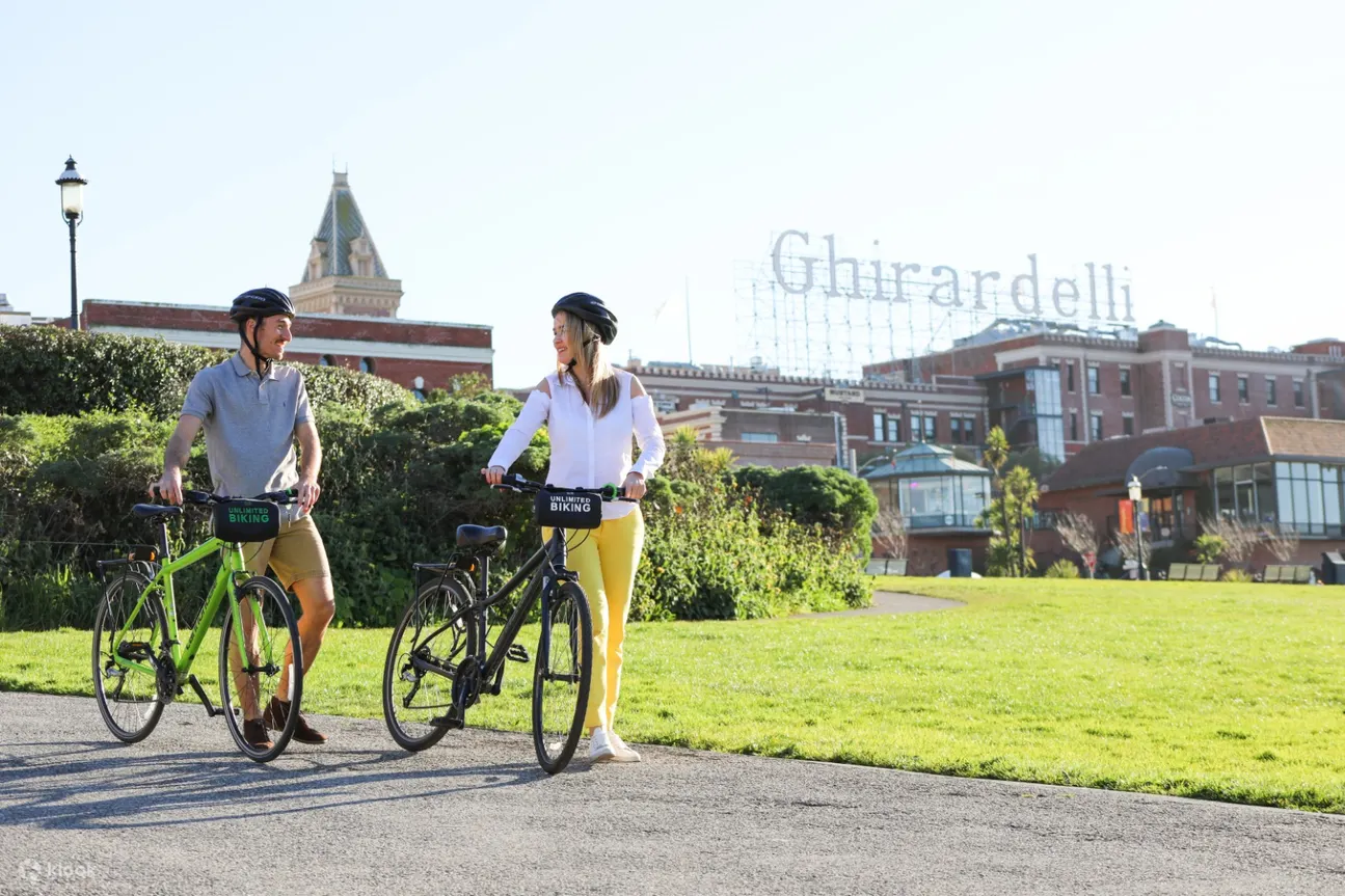 一对夫妇骑着 Unlimited Biking 的自行车在旧金山某处的街道上