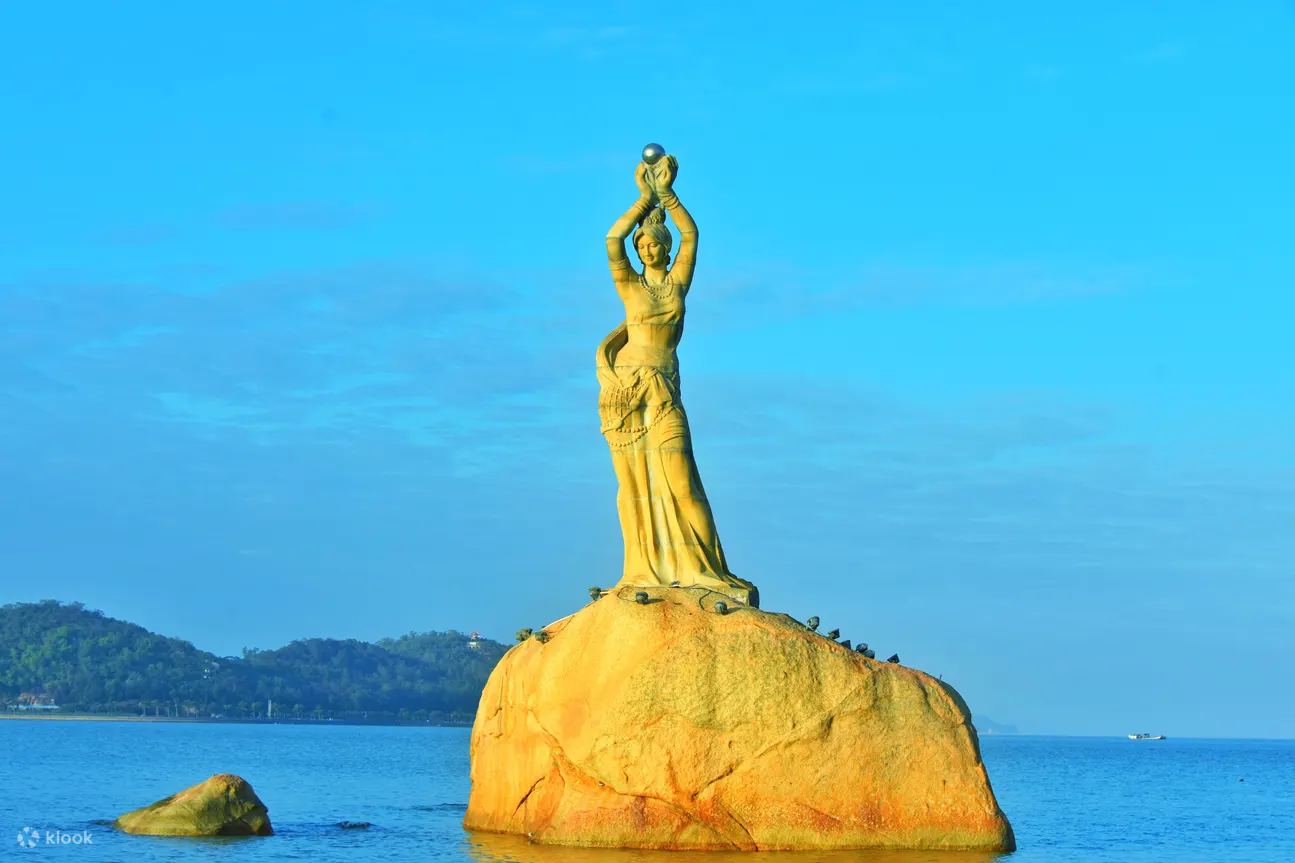 【珠海—珠海渔女雕像】这座雕像不仅是城市的标志，更是人们心中的寄托，她陪伴着珠海人民走过了风风雨雨