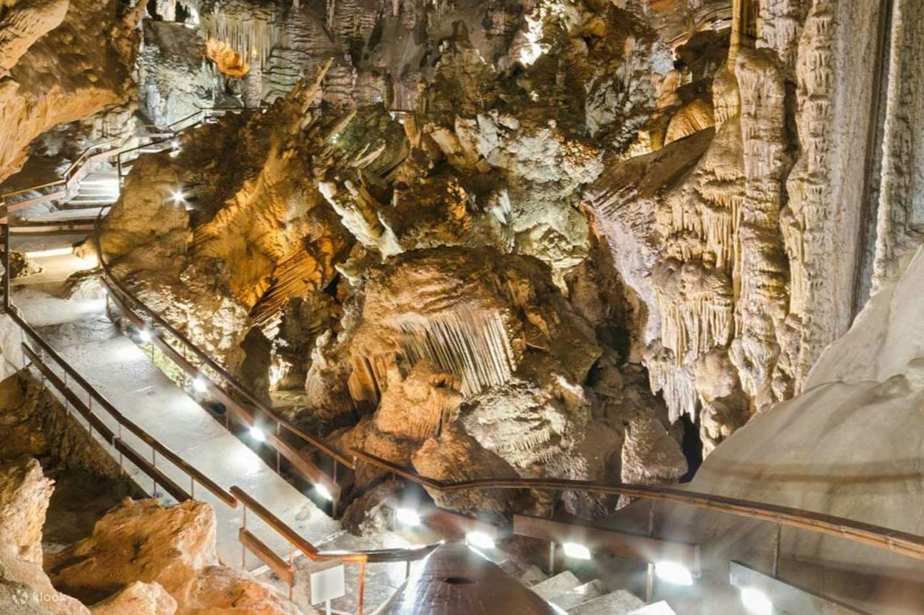 深入古老的石灰岩洞穴，探索數百萬年來自然形成的奇景與歷史