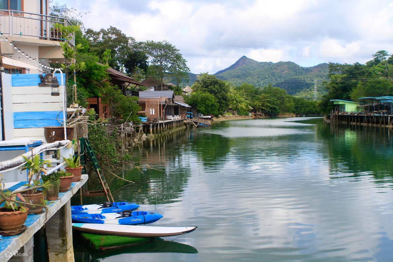 Paddle across into the river and sightseeing the peaceful local life