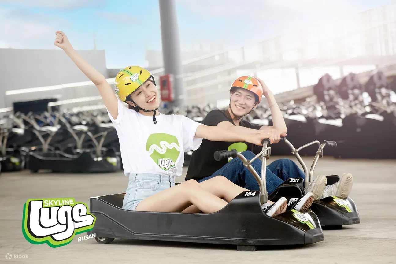 girsl in luge