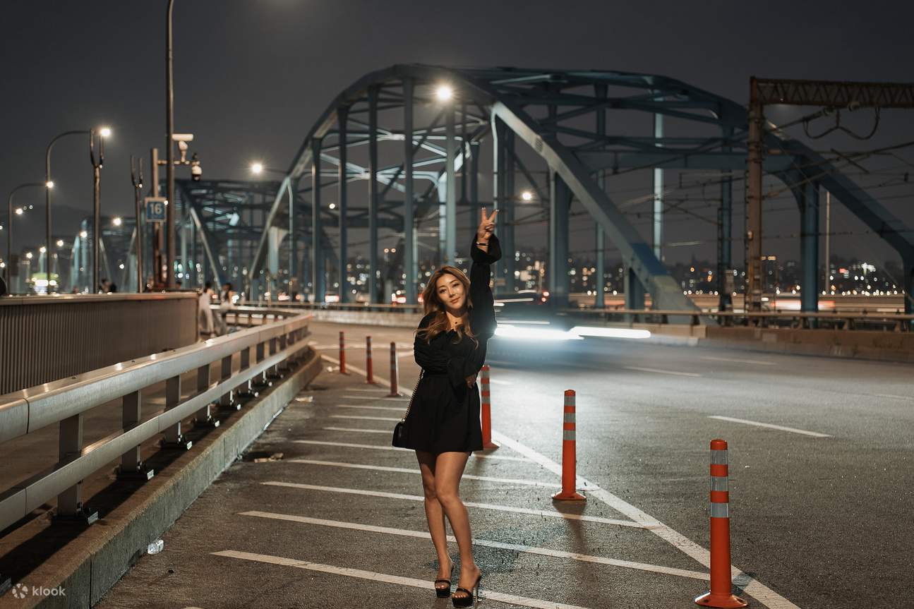 在東大門欣賞充滿活力的城市燈光倒影——首爾最適合拍照的地點。