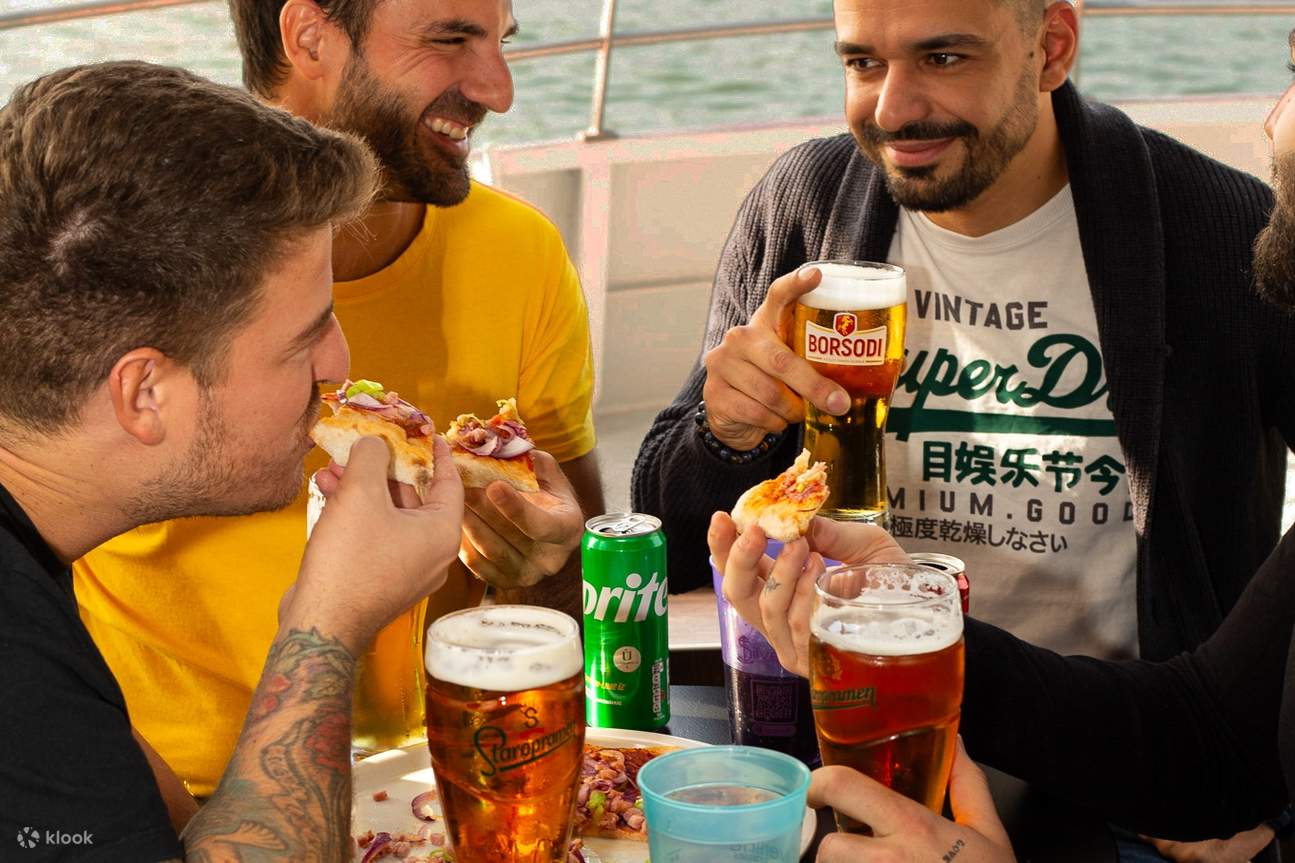 du khách ăn pizza trên du thuyền