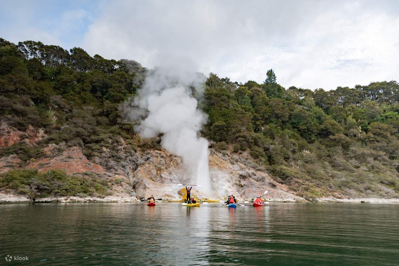 ดื่มด่ำไปกับการชมบ่อน้ำพุร้อนที่ใหญ่ที่สุดในโลก ทะเลสาบสีสันสดใส น้ำพุร้อนไกเซอร์ พุ่มไม้พื้นเมืองของนิวซีแลนด์ และหน้าผาที่เต็มไปด้วยไอน้ำ!