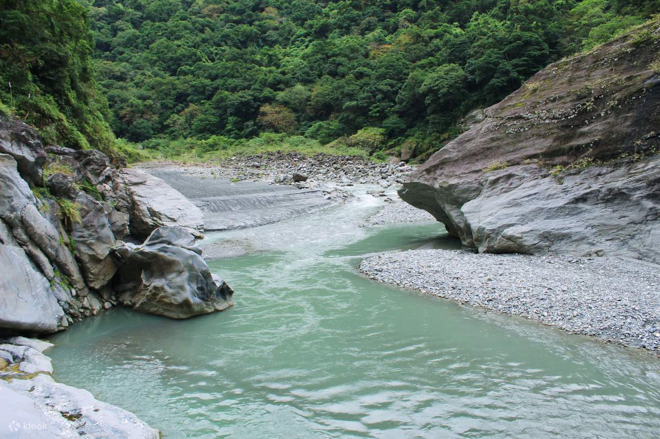 Suối nước nóng Vạn Vinh