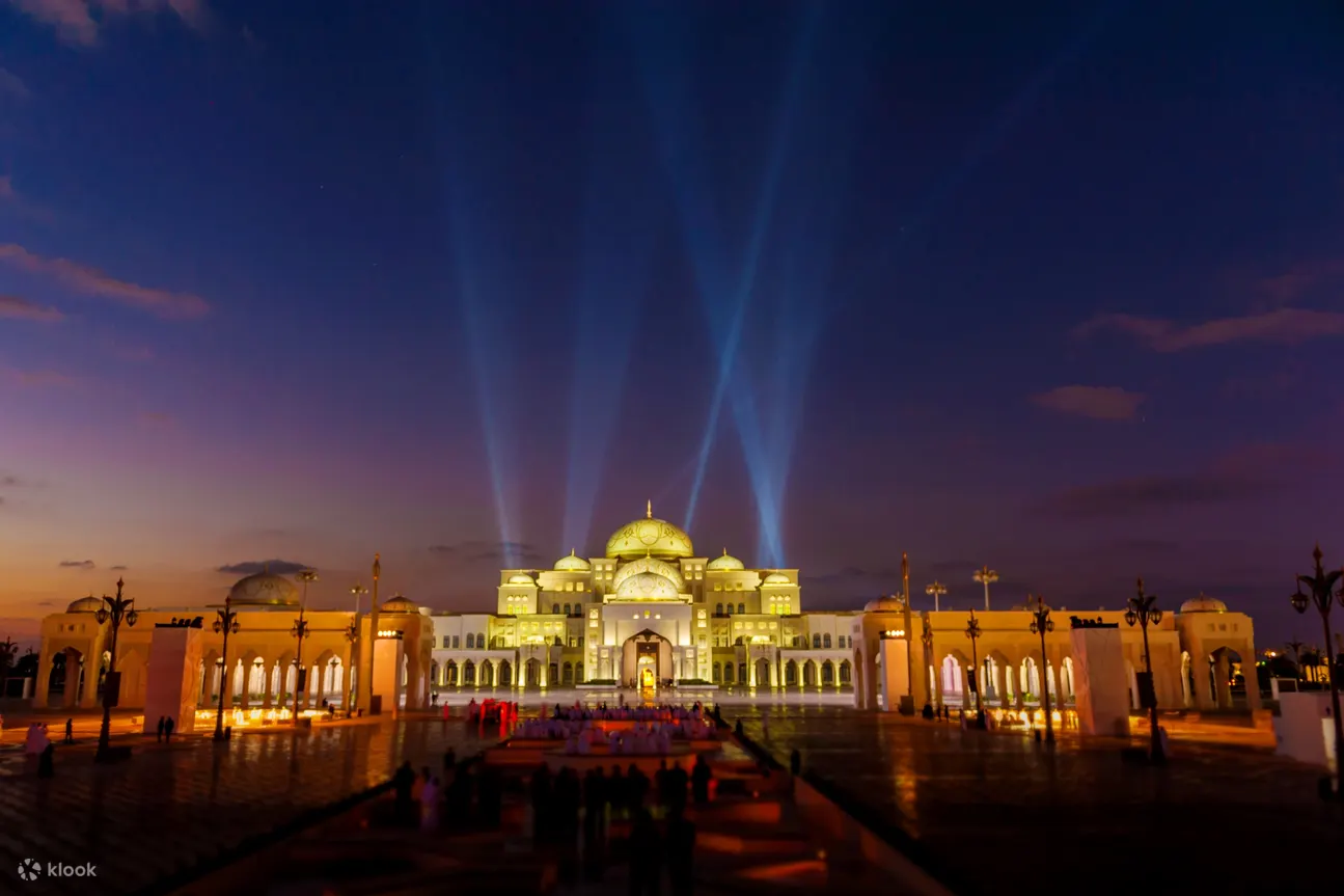 Qasr al Watan 外观，夜间有灯光