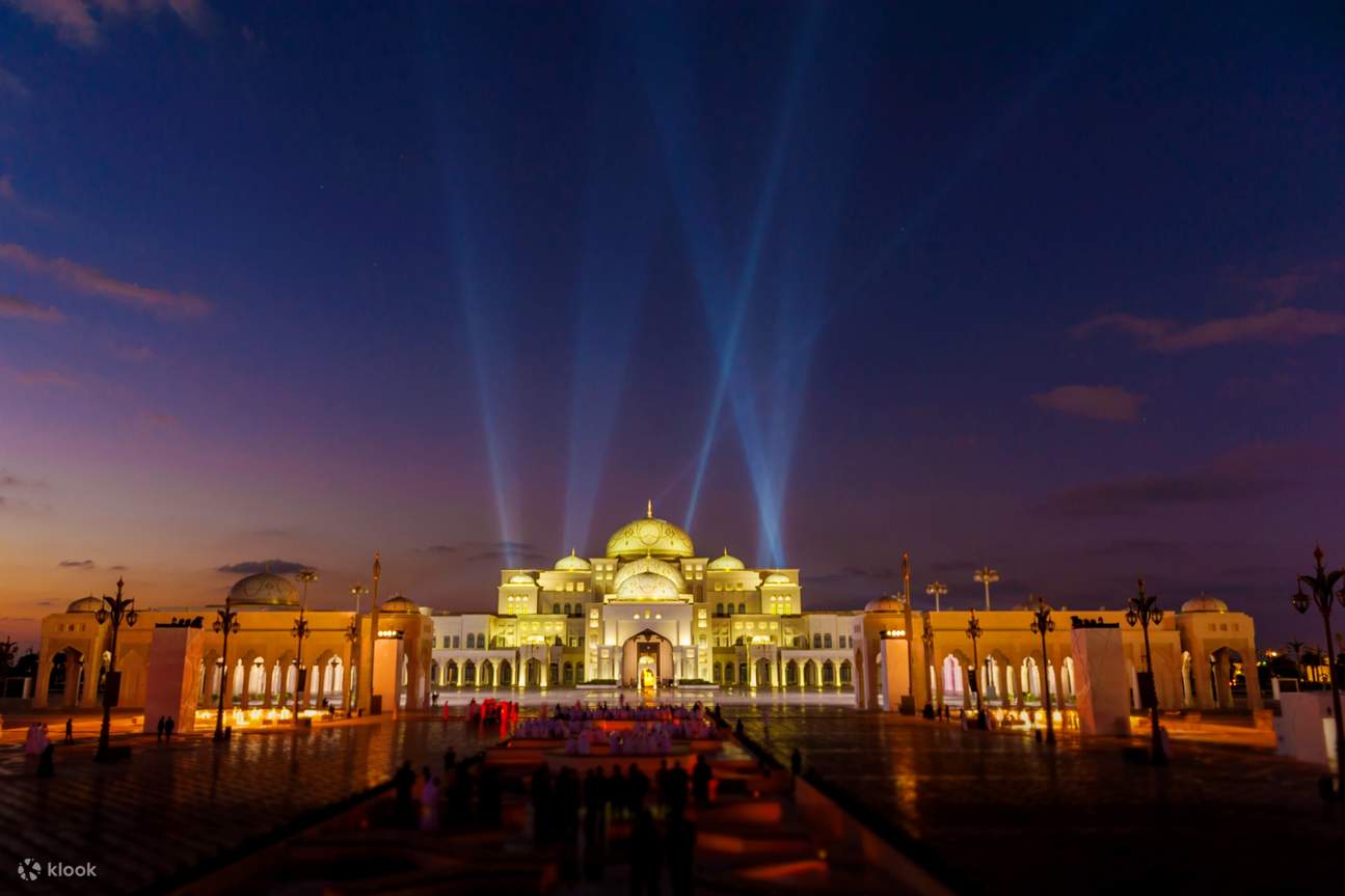 夜晚的阿布扎比總統府 (Qasr al Watan) 外觀在燈光照耀下更顯輝煌