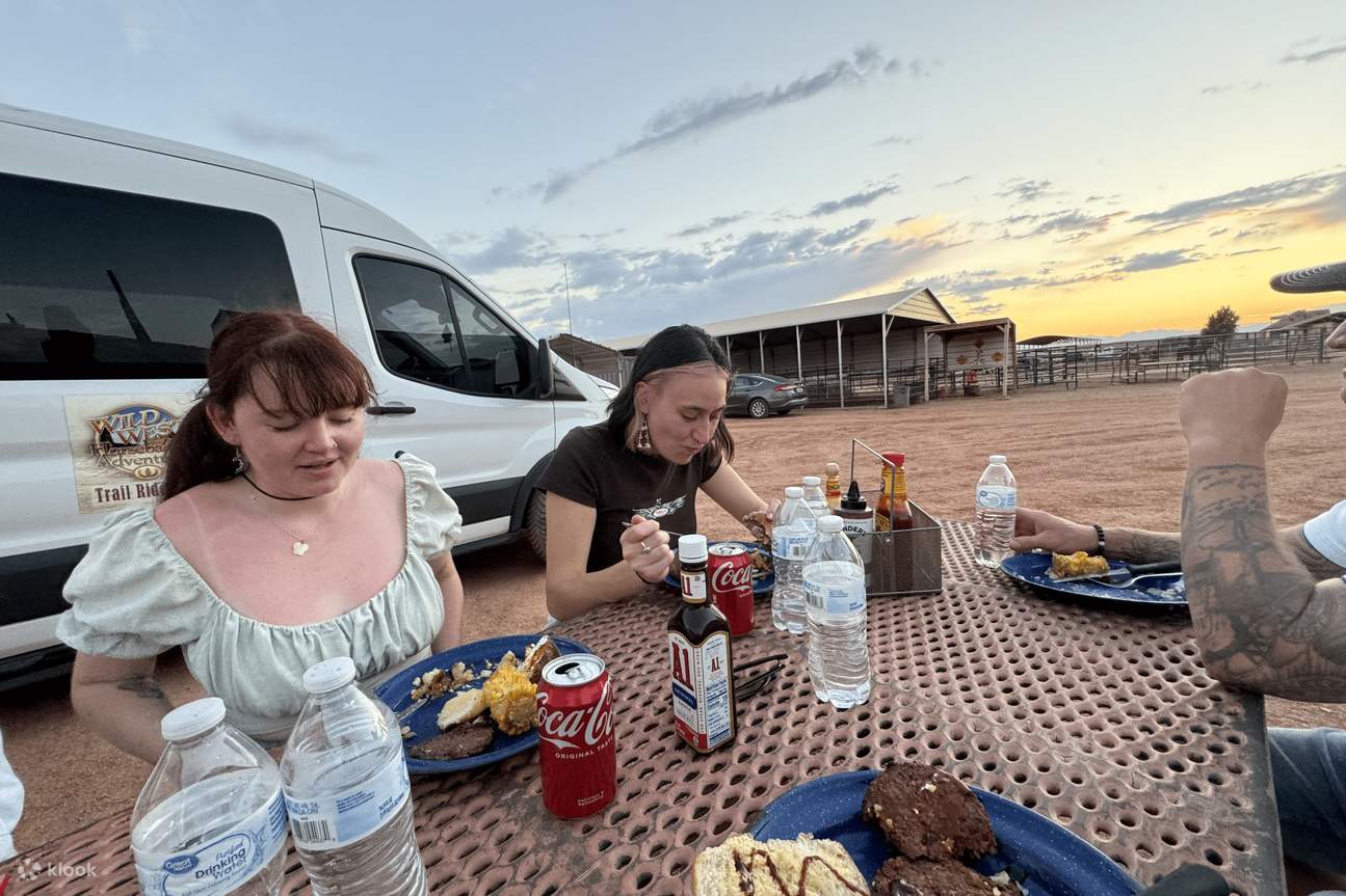 ขี่ม้าชมเส้นทางทะเลทรายอันงดงามในช่วงเวลาพระอาทิตย์ตกดินไปกับกิจกรรม Wild West Sunset Horseback Ride ปิดท้ายด้วยอาหารค่ำ