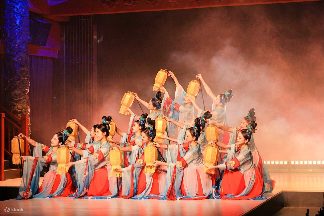 一般的なBGMとは異なり、「僰魂・戎州遺韻」の力強い踊りや「詩聖酔戎州」の詩と酒の吟唱は、宴会のテーマと深く合致しています。