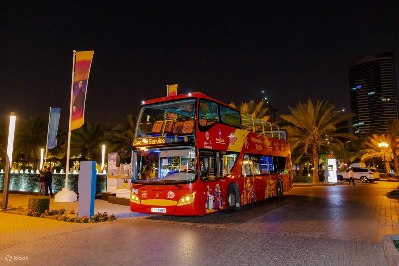 Sharjah Sightseeing-Bus bei Nacht