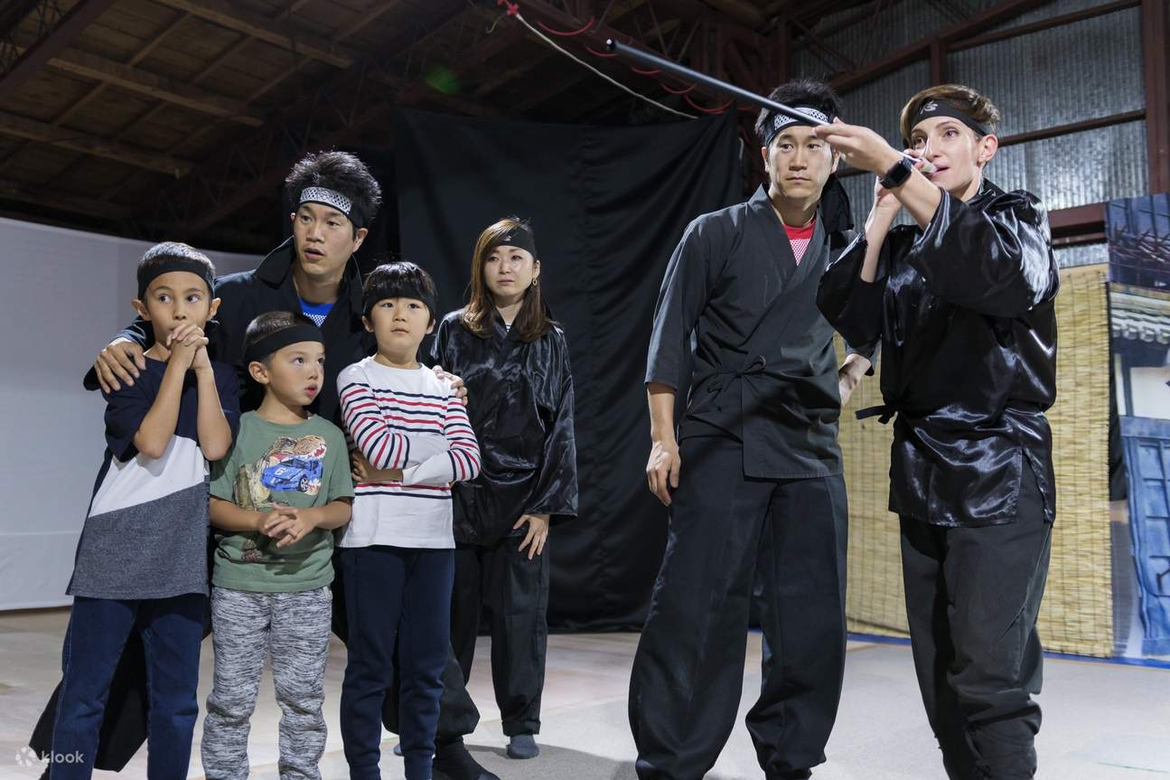 mengalami sumpit dan shuriken.