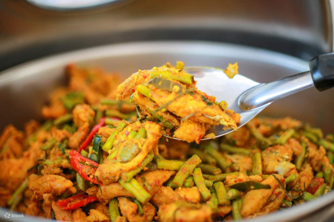 Thưởng thức bữa trưa thịnh soạn theo phong cách Thái Lan trên Koh Phi Phi Don