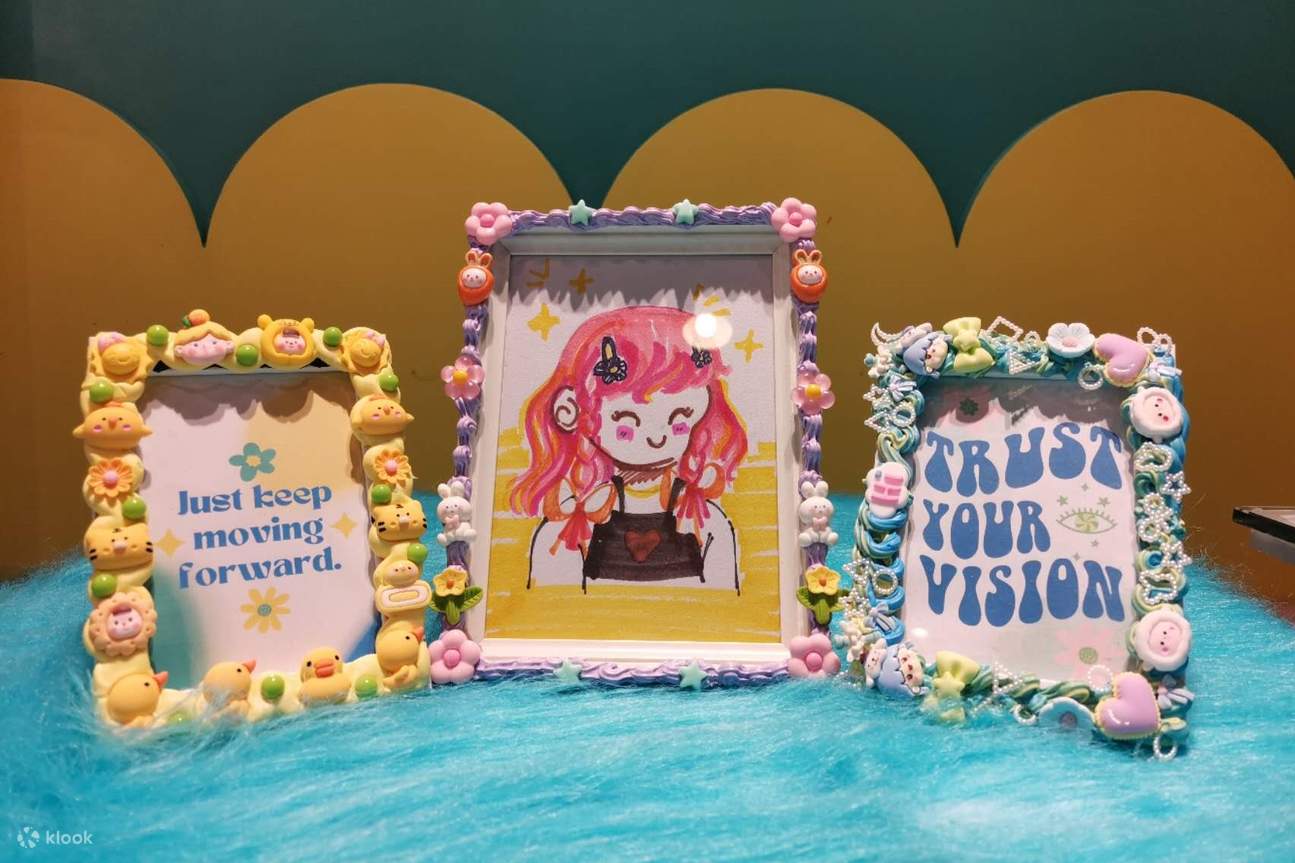 Ba khung ảnh cá nhân được trang trí bằng nhiều đồ trang trí khác nhau