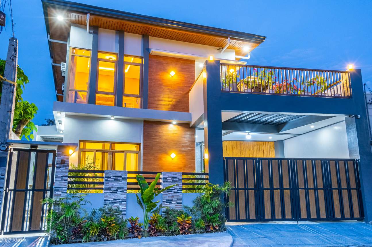 Rumah modern dengan beranda depan yang luas dan halaman depan yang besar